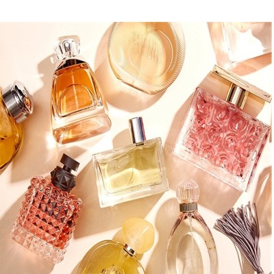 اسانس عطر چگونه بر ماندگاری و پخش بوی عطر تأثیر می‌گذارد؟