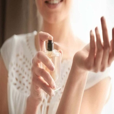 ماندگاری عطر و ادکلن: ۷ ترفند ساده که بوی عطرتان را ماندگار می‌کند