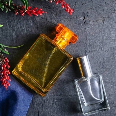 مهم‌ترین تفاوت عطر و ادکلن چیست؟ مقایسه غلظت و ماندگاری