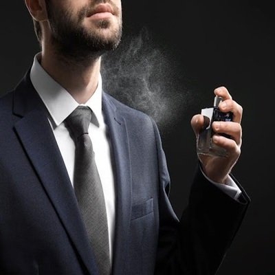 از بین بردن لکه عطر از روی لباس تیره